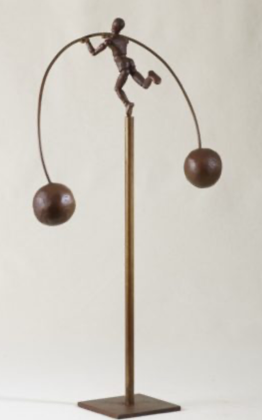 Escultura equilibrio de G. Onieva