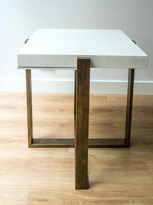 Mesa auxiliar con estructura bronce y superficie madera caliza Blanco de 60x60xh68
